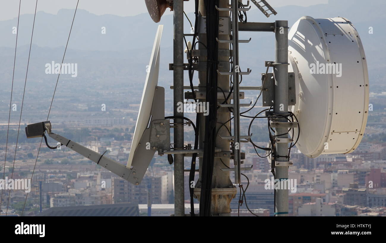 Satellitenschüssel und Mobilfunk-Turm Stockfoto