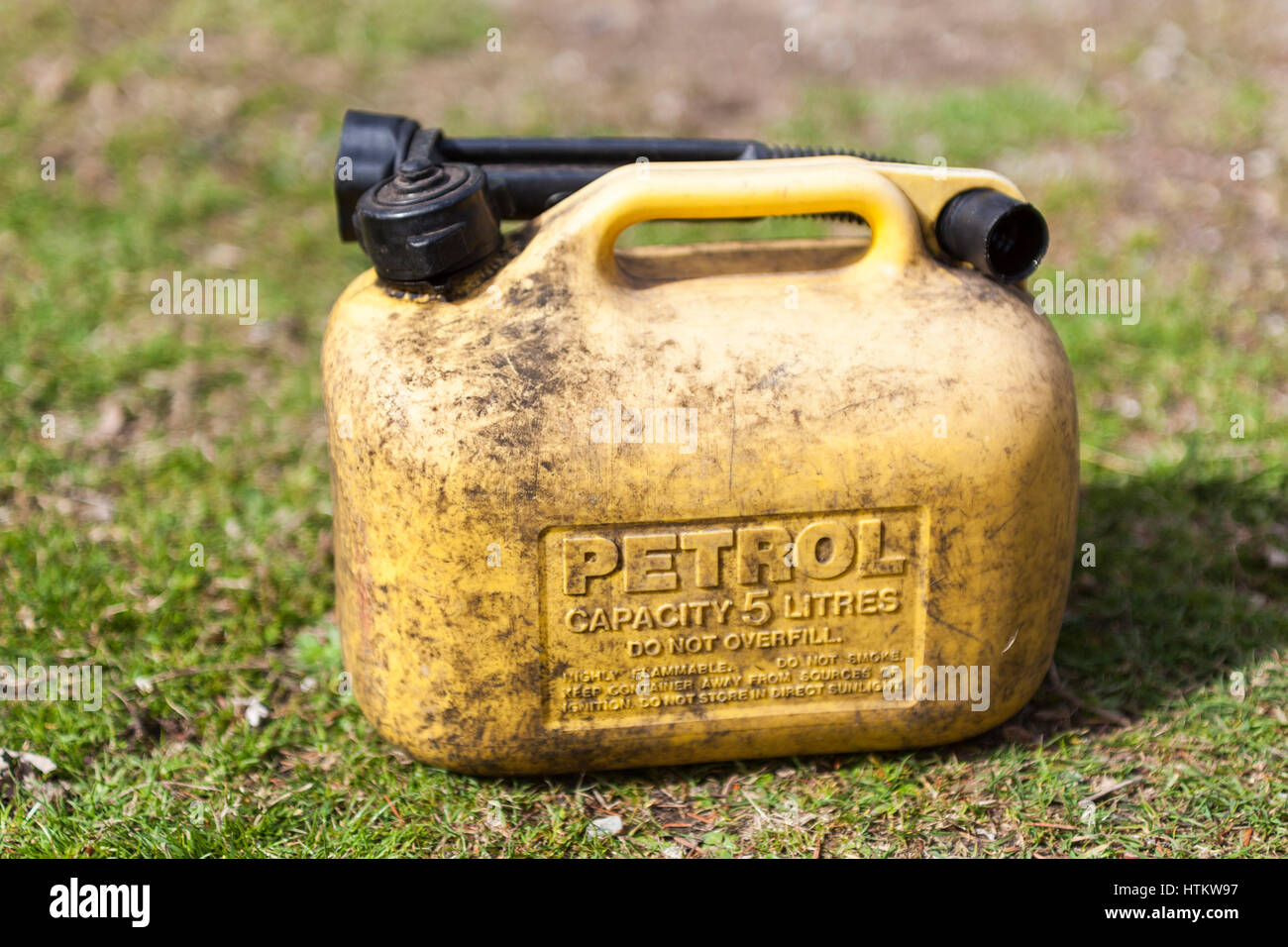 Nahaufnahme von schmutzigen alten gelben Benzin kann auf Gras Model Release: Nein Property Release: Nein. Stockfoto