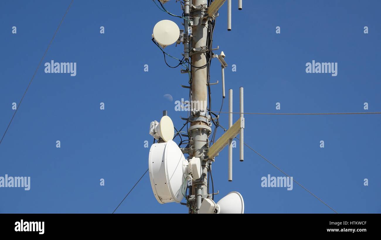 Mobilfunkmast Telecom und Mond Stockfoto