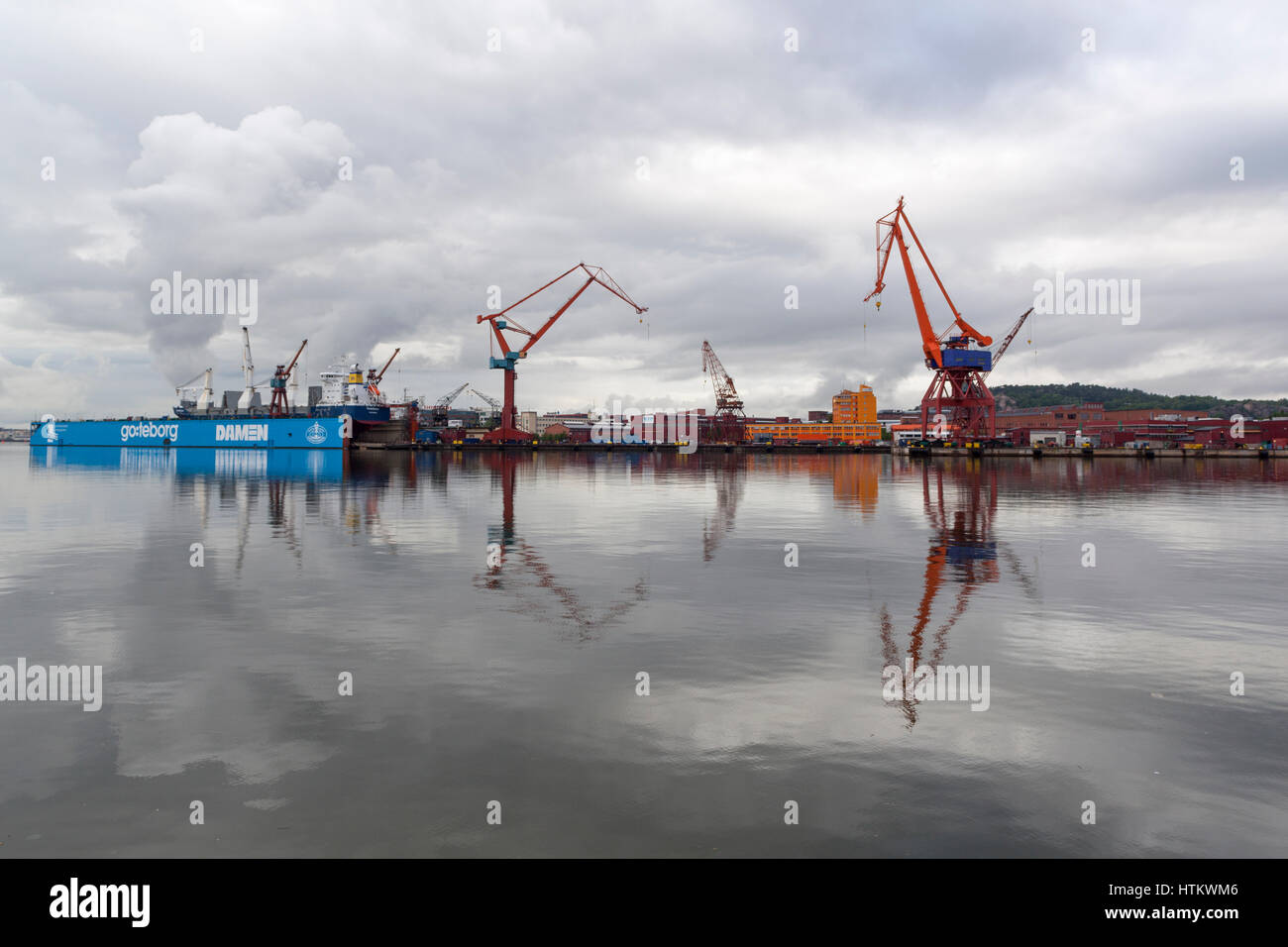 Ansicht mit Wasser Reflexionen der Hafen von Göteborg mit Cargo Cranes und Dry Dock Model Release: Nein Property Release: Nein. Stockfoto