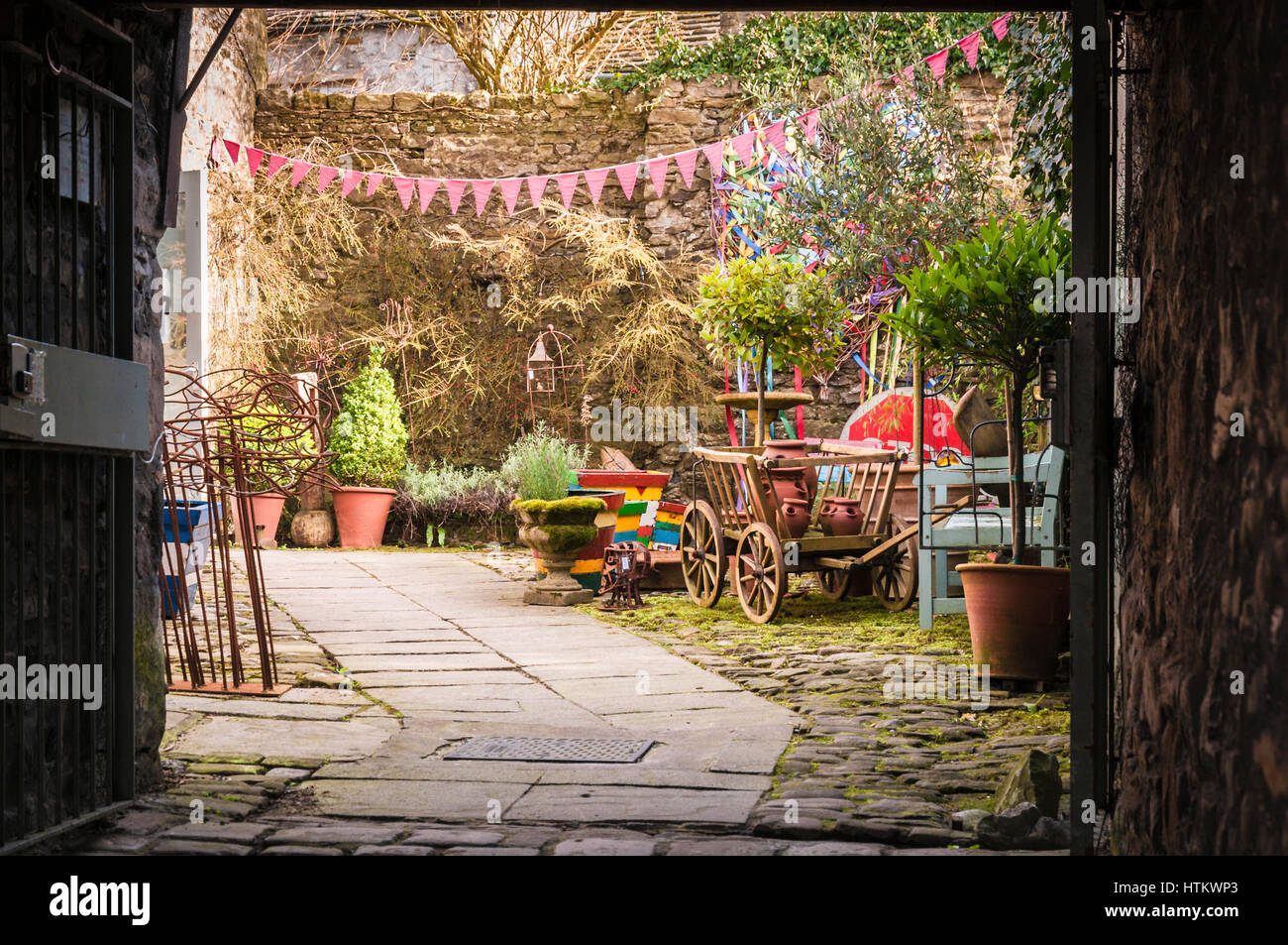 Grassington Garten voller Erinnerungsstücke aus vergangenen Zeiten Stockfoto