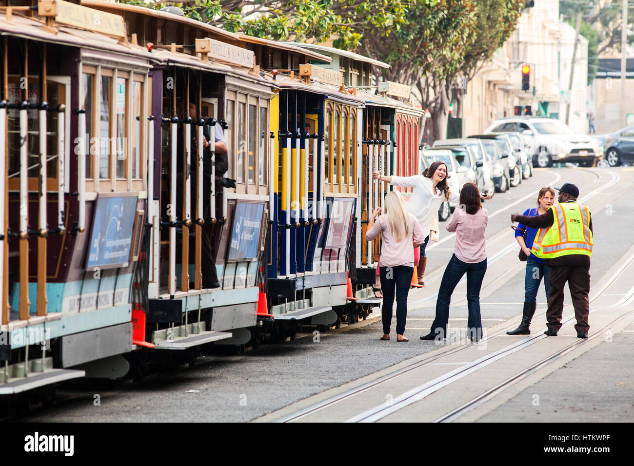 Menschen auf San Francisco Cable Cars zu posieren. Stockfoto