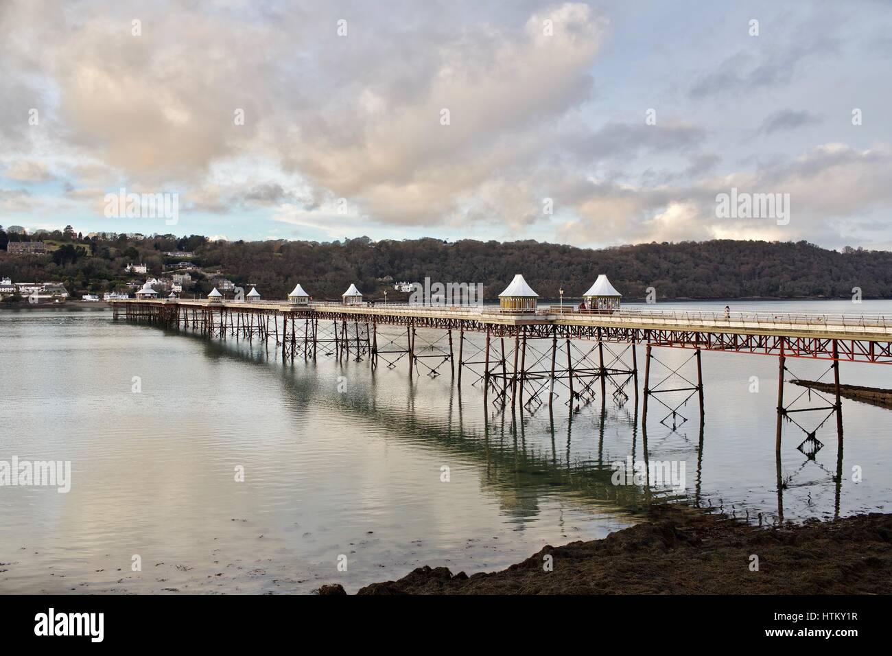 Garth Pier in Bangor mit Spiegelungen im Wasser und Anglesey jenseits auf der anderen Seite der Menai Strait Stockfoto