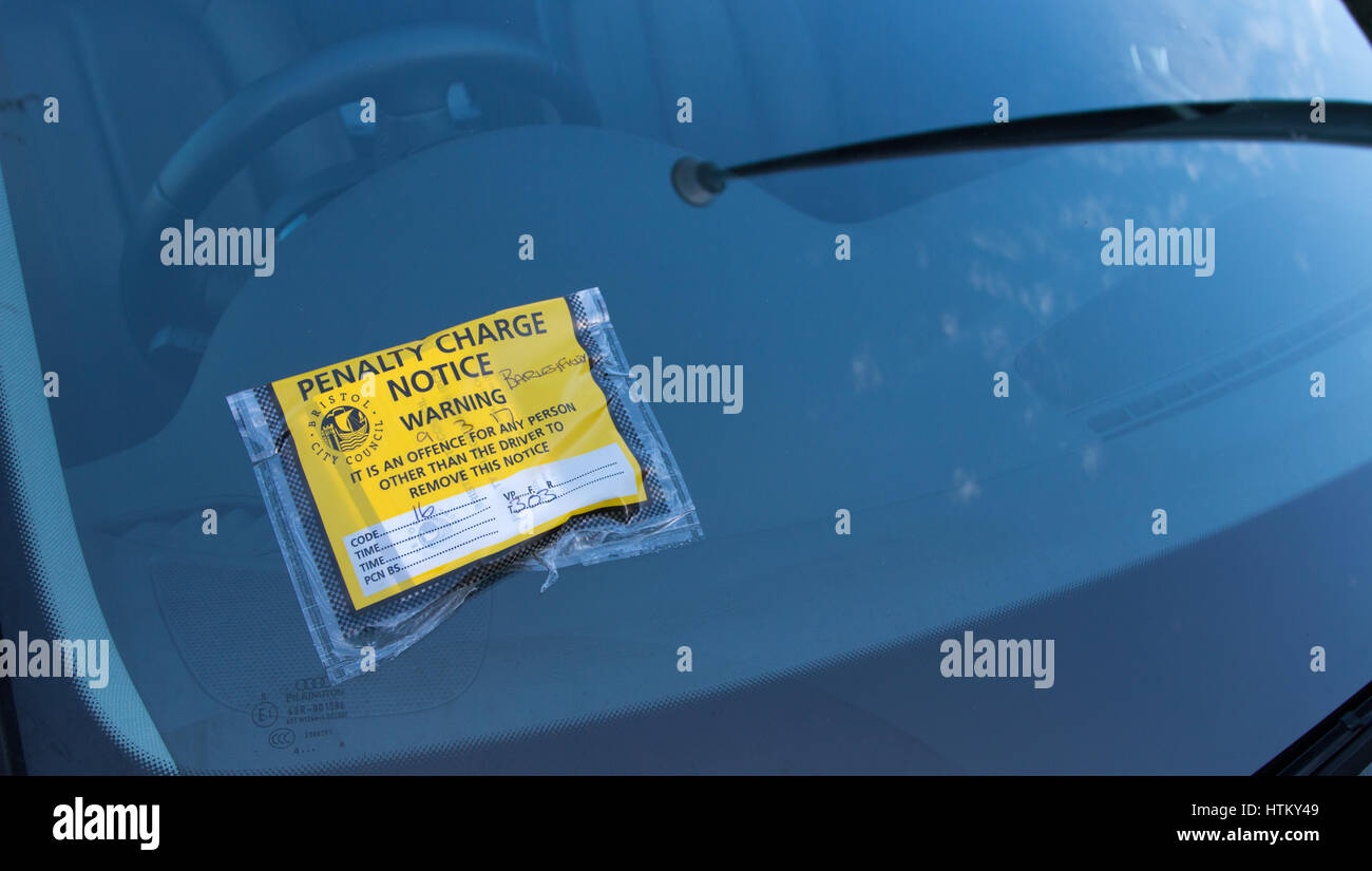 BRISTOL: A Strafe kostenlos Hinweis angebracht, um die Windschutzscheibe eines Autos geparkt in ein Bewohner Parkplatz Schema. Stockfoto