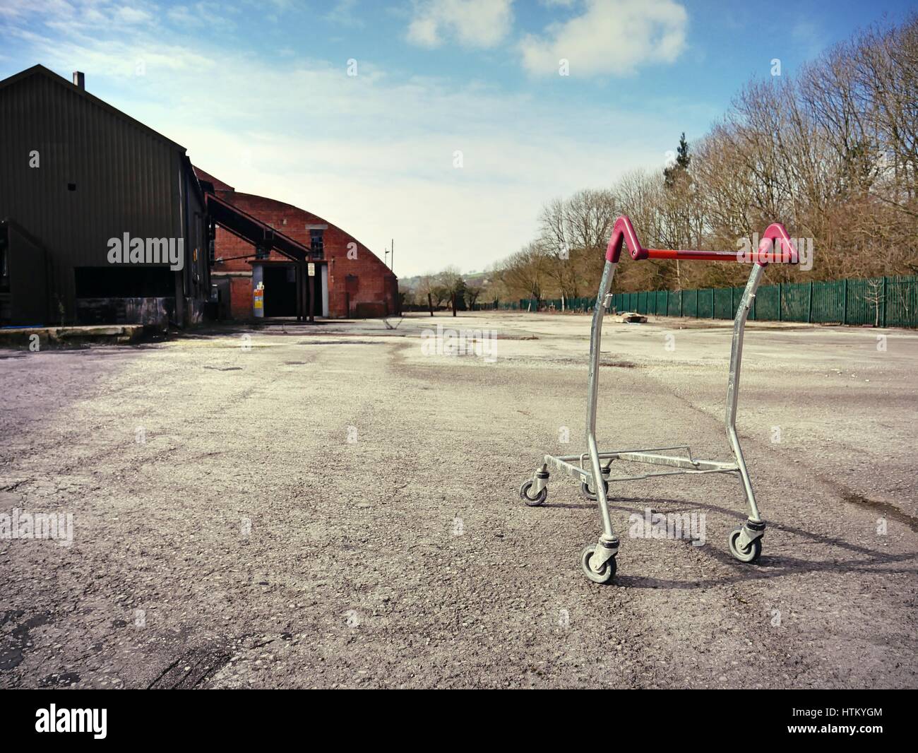 Aufgegeben von Einkaufswagen in stillgelegten Industriegebiet UK Stockfoto