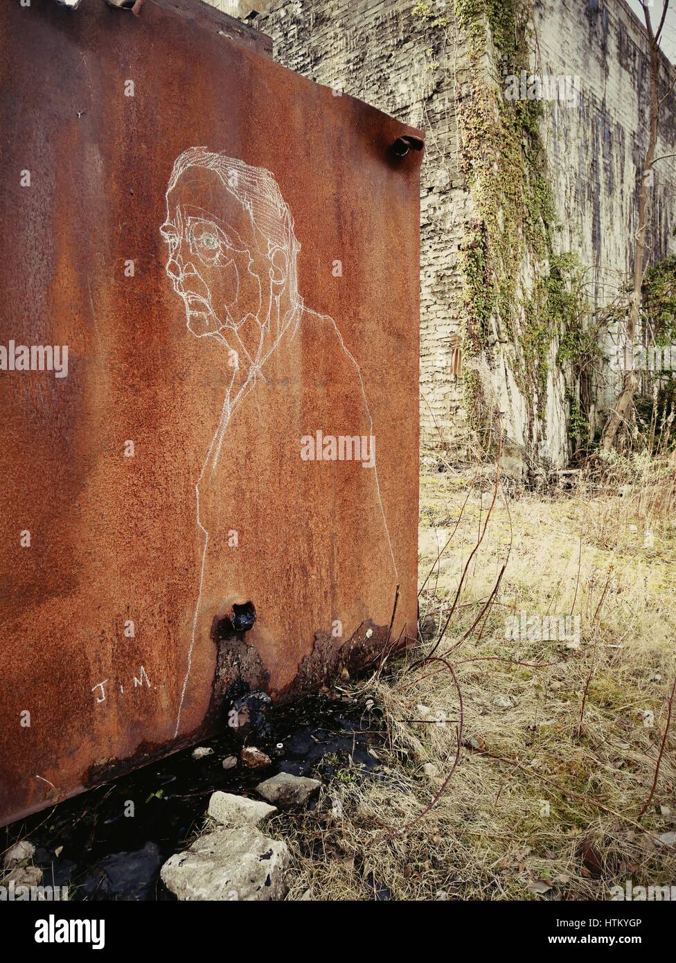 Street-Art - industrielle Kunstwerk - Kreidezeichnung des alten Mannes auf rostigen Container in Derbyshire Steinbruch Stockfoto