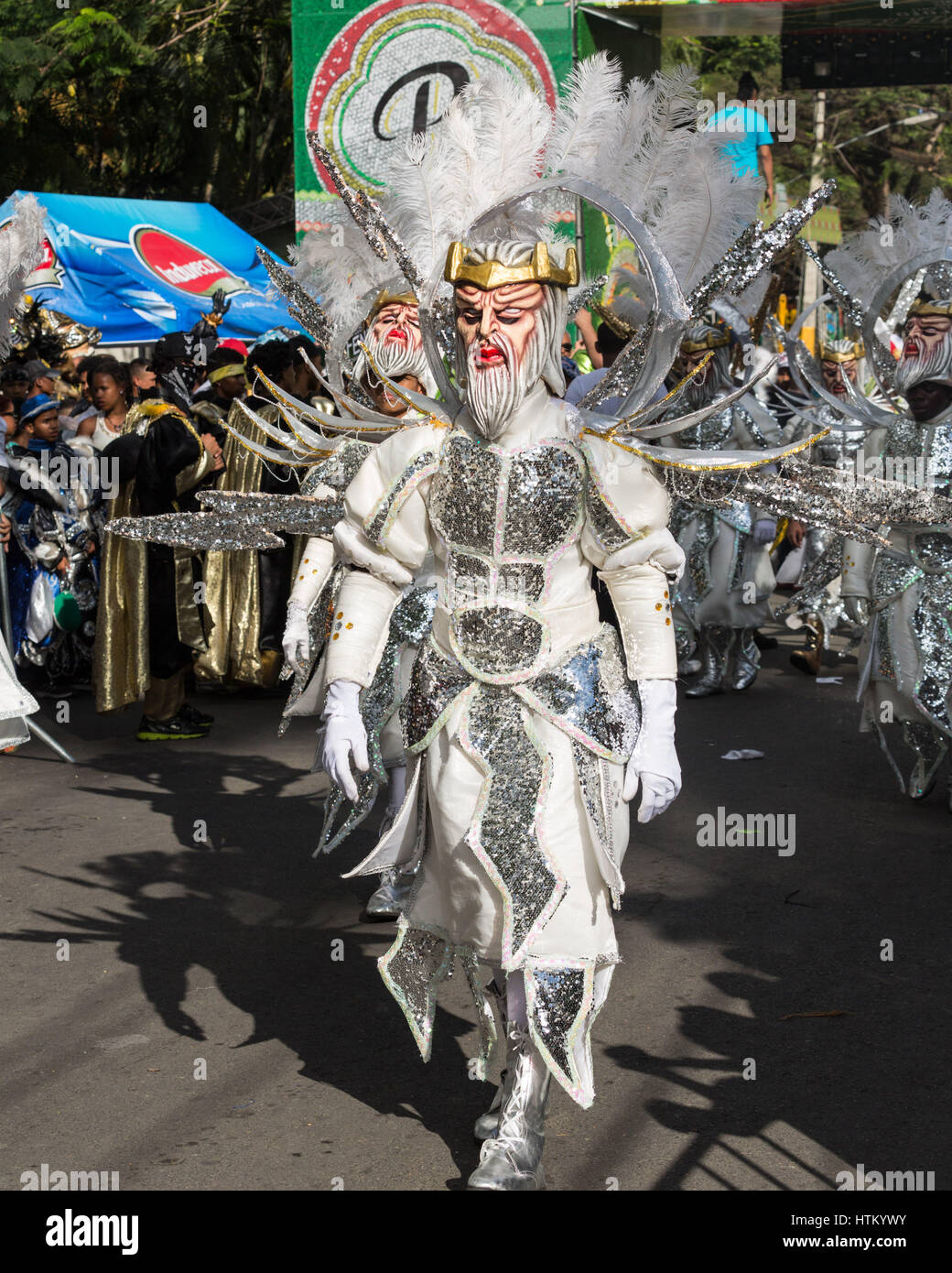 Demonstranten in aufwendigen Kostümen und Masken marschieren in La Vega Karnevalsumzug.  Die erste dokumentierte Karneval in, was jetzt der Dominikanischen Republik Stockfoto