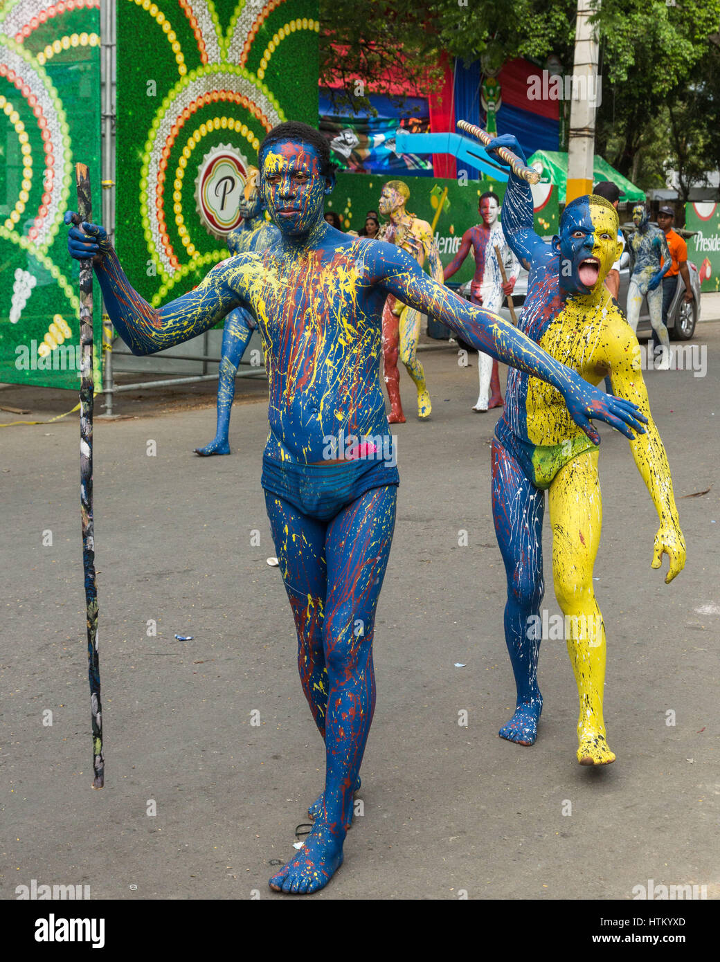 Junge Männer im Körper malen als Stammes-Krieger in La Vega Karnevalsumzug. Die erste dokumentierte Karneval in, was jetzt der Dominikanischen Repu Stockfoto