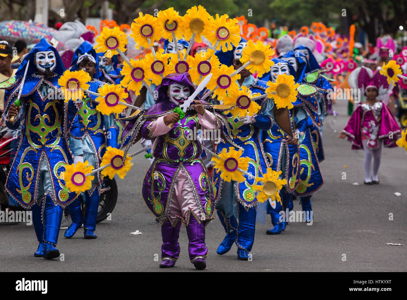 Schwertkämpfer in Sonnenblumenöl Kostüme in La Vega Karnevalsumzug. Die  erste dokumentierte Karneval Feier in, was jetzt der Dominikanischen  Republik war h Stockfotografie - Alamy