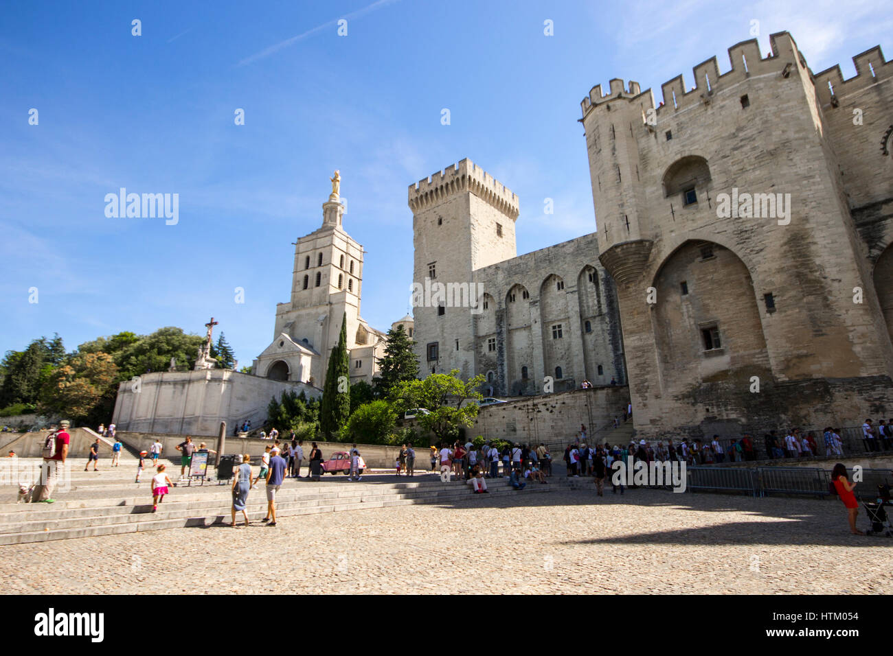 Blick auf Avignon Kathedrale und den Papstpalast von der Place du Palais. Weltkulturerbe seit 1995. Stockfoto