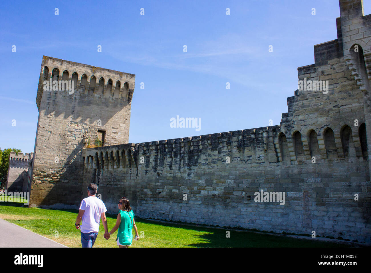 Mauern und Türme von der päpstlichen Stadt Avignon in Südfrankreich. Weltkulturerbe seit 1995. Stockfoto