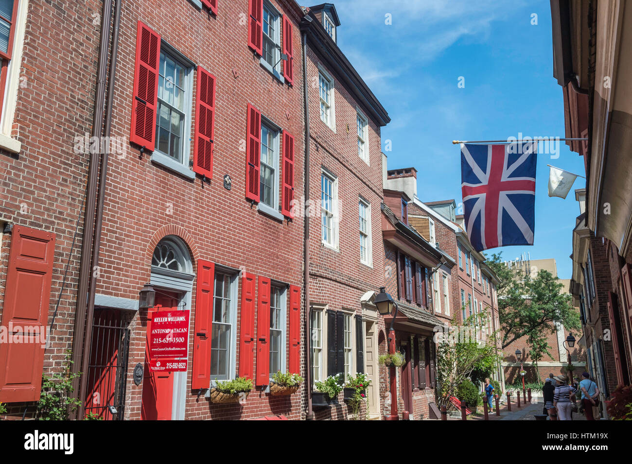 Elfreth-Gasse und ein Union Jack, Nation älteste Wohnstraße, aus dem Jahre 1702, National Historic Landmark, Philadelphia, Pennsylvania, USA Stockfoto