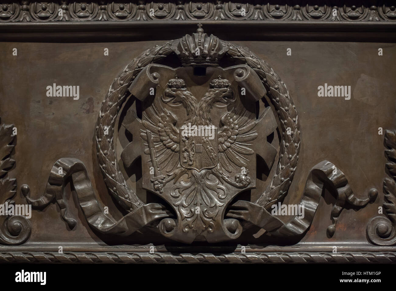 Wappen von Österreich auf dem Sarkophag des Kaisers Ferdinand I. von Österreich (1793-1875) in der Kaisergruft (Kapuzinergruft) in Wien, Österreich. Er Herrschaft auch als König Ferdinand V. von Böhmen. Stockfoto