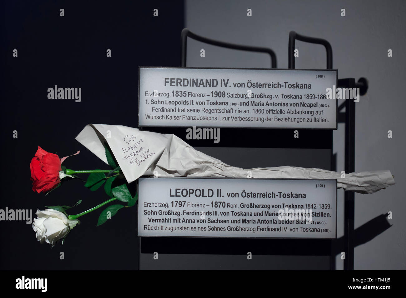 Kunststoff Rosen freut sich auf den Infotafeln neben die Sarkophage von Erzherzog Ferdinand IV., Großherzog von Toskana (1835-1908) und sein Vater Erzherzog Leopold II., Großherzog von Toskana (1797-1870) in der Kaisergruft (Kapuzinergruft) in Wien, Österreich. Stockfoto