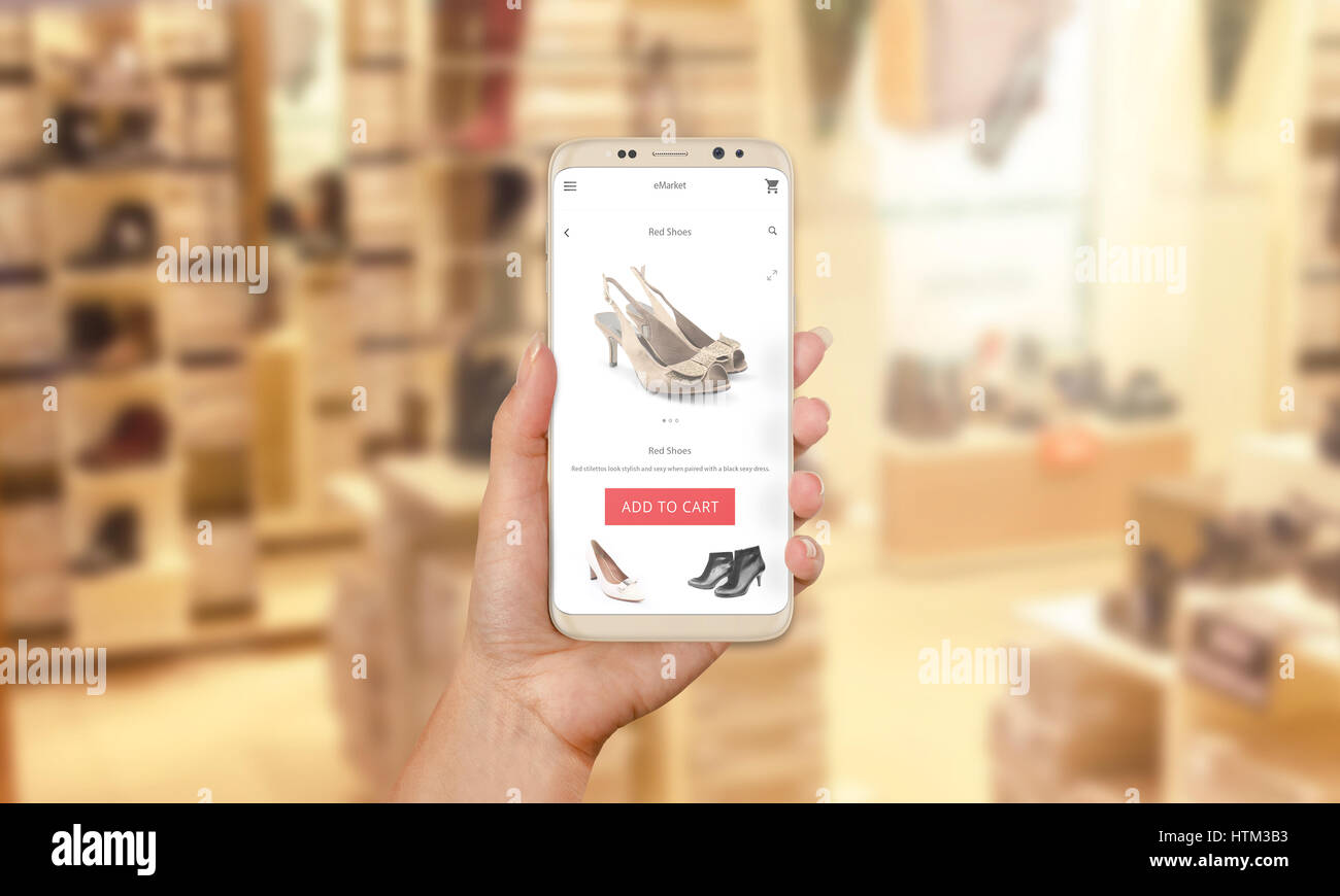 Frau kaufen Schuhe online mit modernen mobile App-Schuh-Shop im Hintergrund. Stockfoto