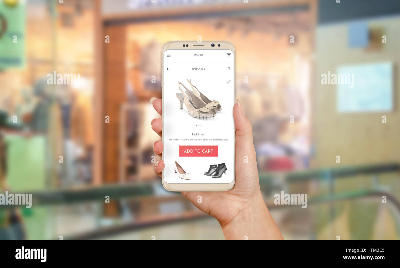 Online-Shopping mit modernen Handy mit abgerundeten Ecken. Frau Betrieb Telefon. Kaufen Sie im Hintergrund ein. Stockfoto