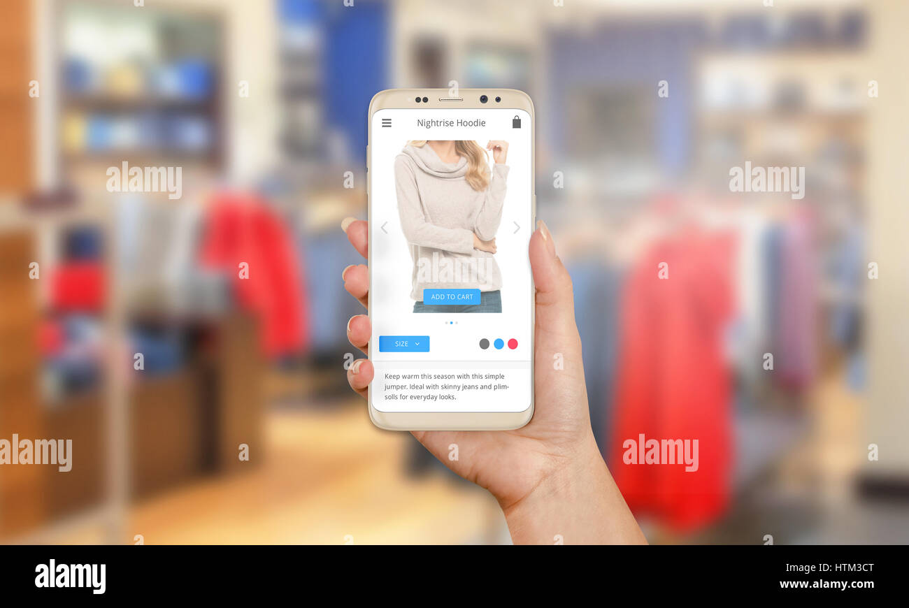 Verkauf am Mobilfunkmarkt. E-Commerce mit Handy. Moderne Web-Shop auf Handy-Display. Bekleidungsgeschäft im Hintergrund. Stockfoto