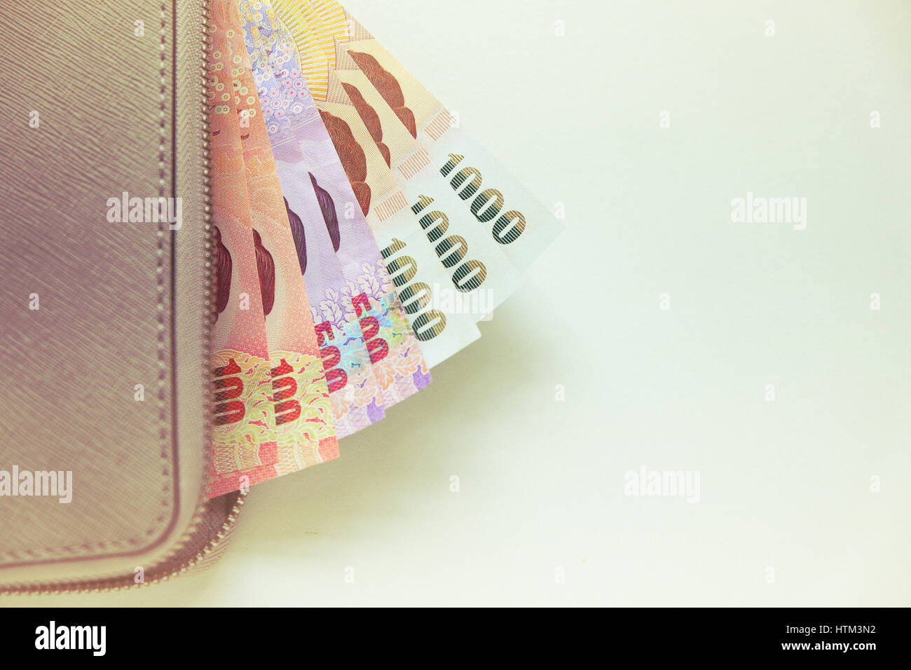 Graues Leder Brieftasche mit Banknoten auf weißem Hintergrund. Stockfoto