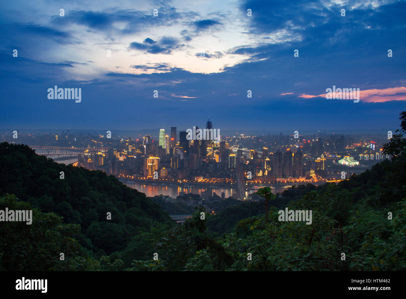 Die Innenstadt von Skyline von Chongqing, China über den Jangtse-Fluss Stockfoto