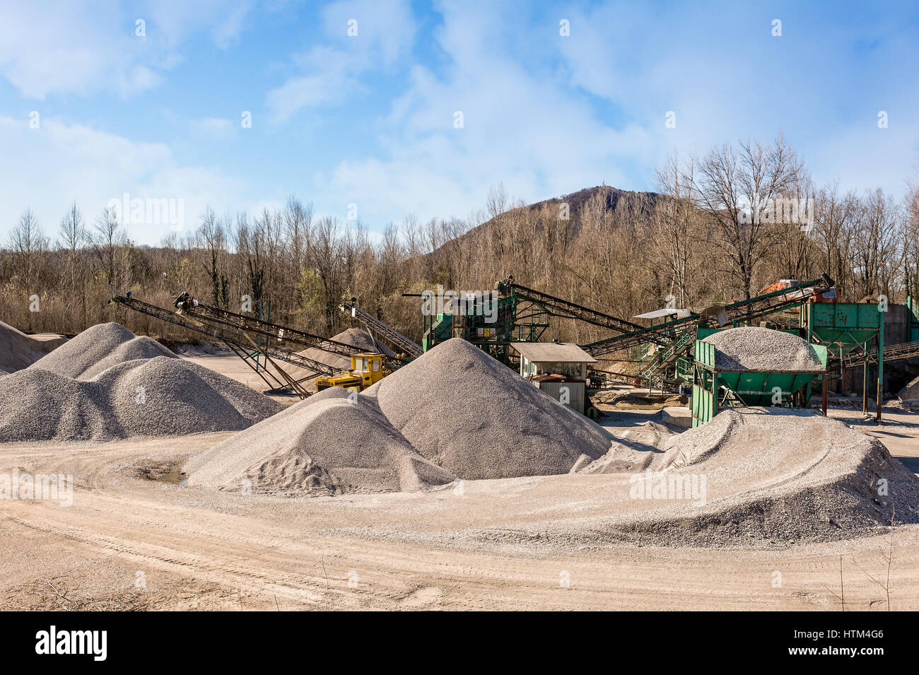 Extraktion-Kies. Maschinen Vertrieb und Einteilung nach Größe Kies. Förderbänder für den Transport von Kies. Kieswerk. Bauindustrie. Stockfoto