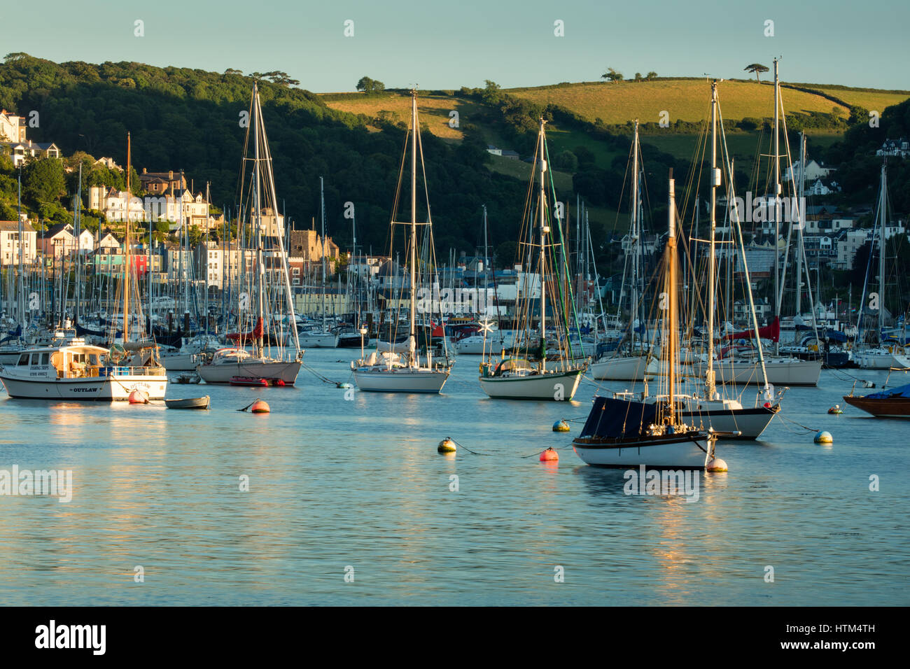 Boote verankert in den Fluss Dart Kingswear, Devon, England, UK Stockfoto