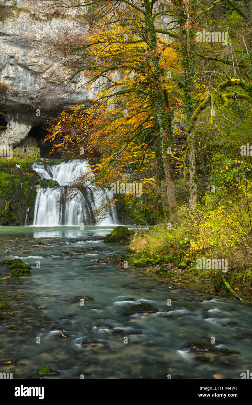 Herbst an der Quelle du Lison, Nans-Sous-Sainte-Anne, Franche-Comté, Frankreich Stockfoto