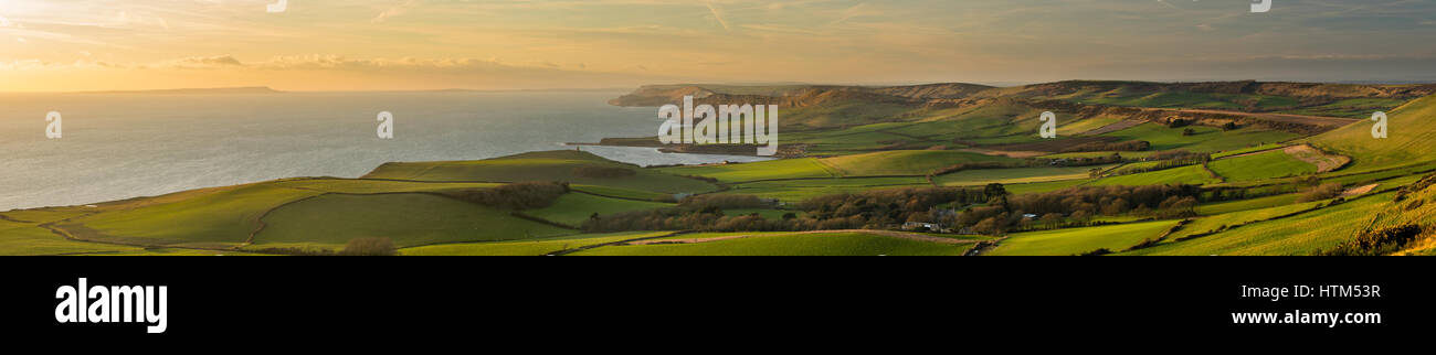 Der Jurassic Coast mit Portland, Clavell Tower und Kimmeridge Bay aus Swyre Kopf, Purbeck, Dorset, England, UK Stockfoto