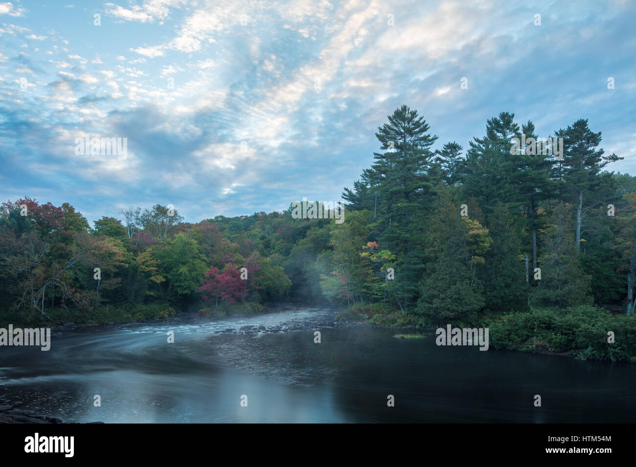 Herbstfärbung, Habichtsbitterkraut Rapids, Muskoka, Ontario, Kanada Stockfoto