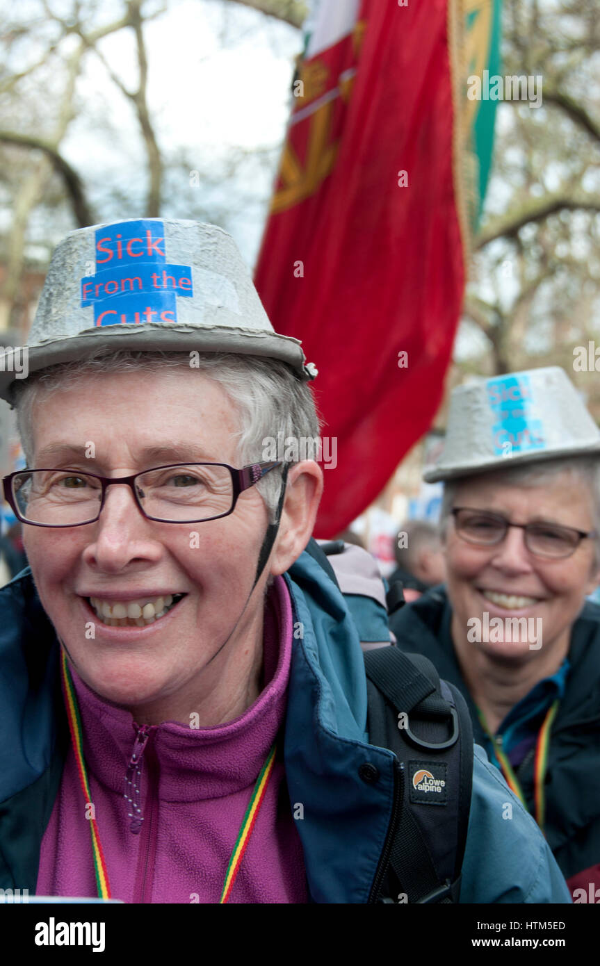 Zentrum von London. 3. März 2017. Tausende von Gesundheitspersonal, Aktivisten und Mitglieder der Öffentlichkeit protestierte gegen die Sparmaßnahmen im Gesundheitswesen Stockfoto