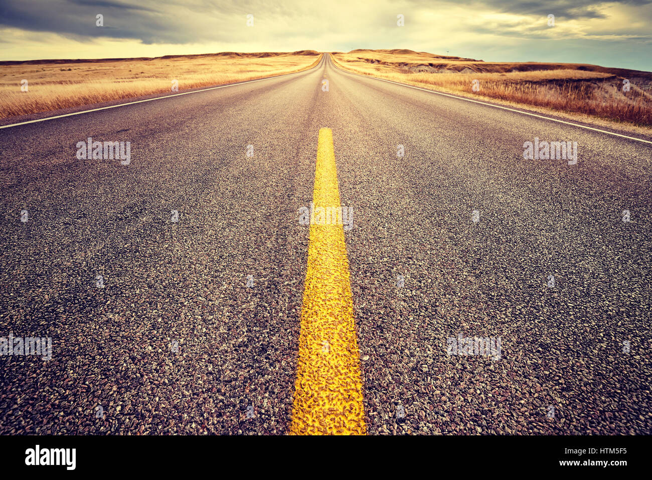 Farbe getönt Autobahn Spur bei Sonnenuntergang, Bild Nahaufnahme, Vordergrund, Reisekonzept, USA im Fokus. Stockfoto