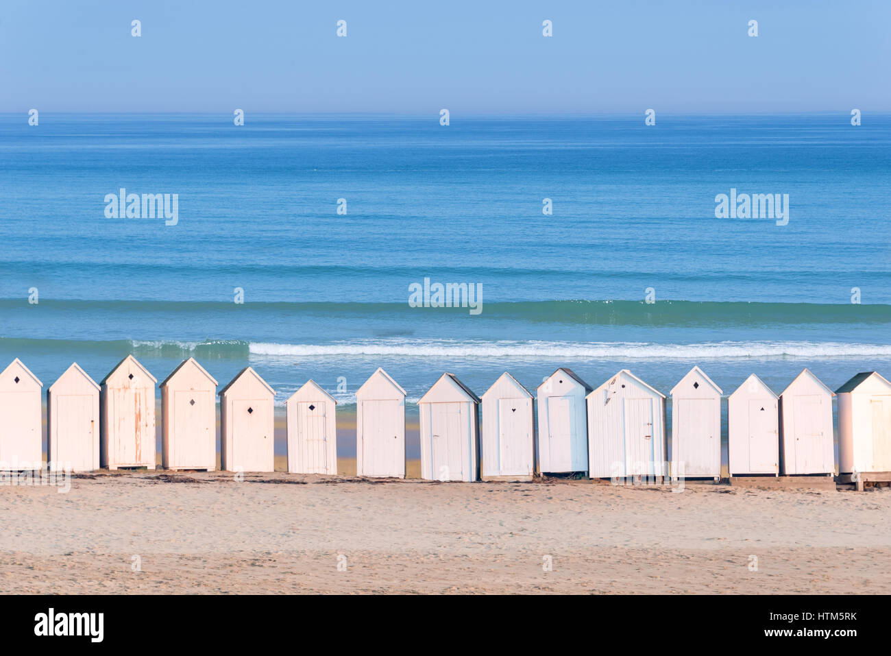 Linie des weißen Strand Hütten, Ozean im Hintergrund, Frankreich Stockfoto