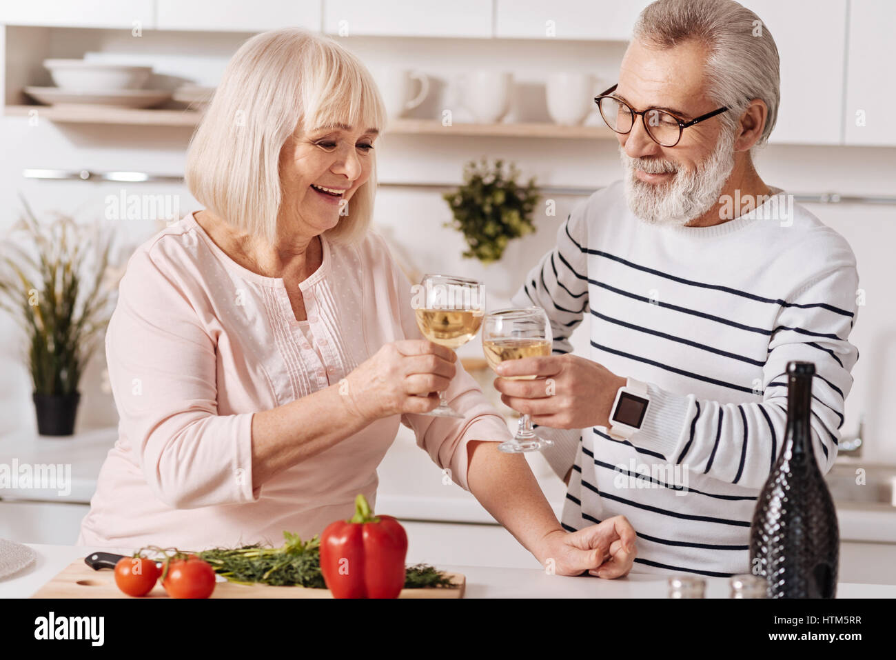 Lebhaft im Alter von verheirateten genießen Champagner in der Küche Stockfoto