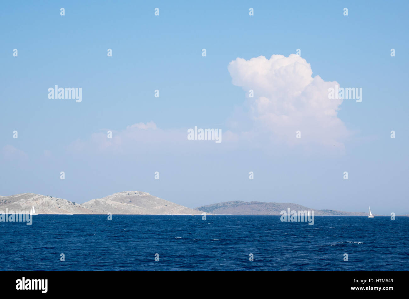 Wolken in einem Wolkengebilde über der Insel Inseln Kornati Nationalpark in ruhiger See Kroatien Stockfoto