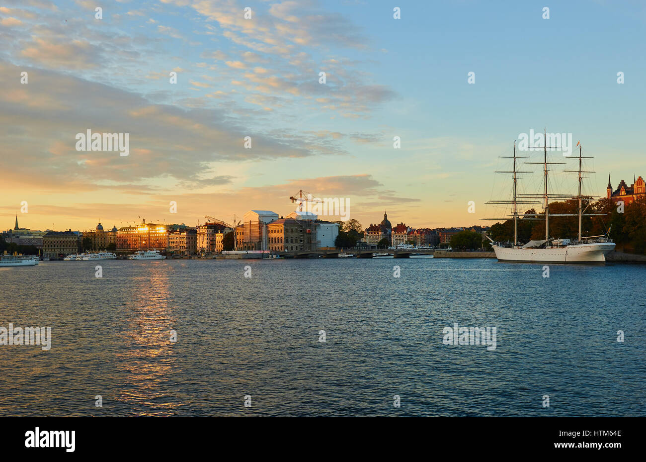 Stockholm Waterfront am Sonnenuntergang inklusive af Chapman Segelschiff, jetzt eine Jugendherberge vertäut aus Skeppsholmen Insel Stockholm, Schweden, Skandinavien. Stockfoto