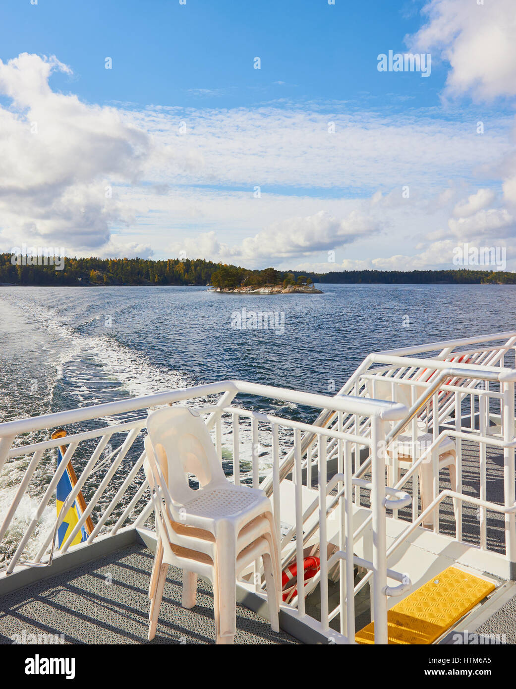 Stapel Stühle an Deck der Fähre in den Stockholmer Schären, Schweden, Skandinavien Stockfoto