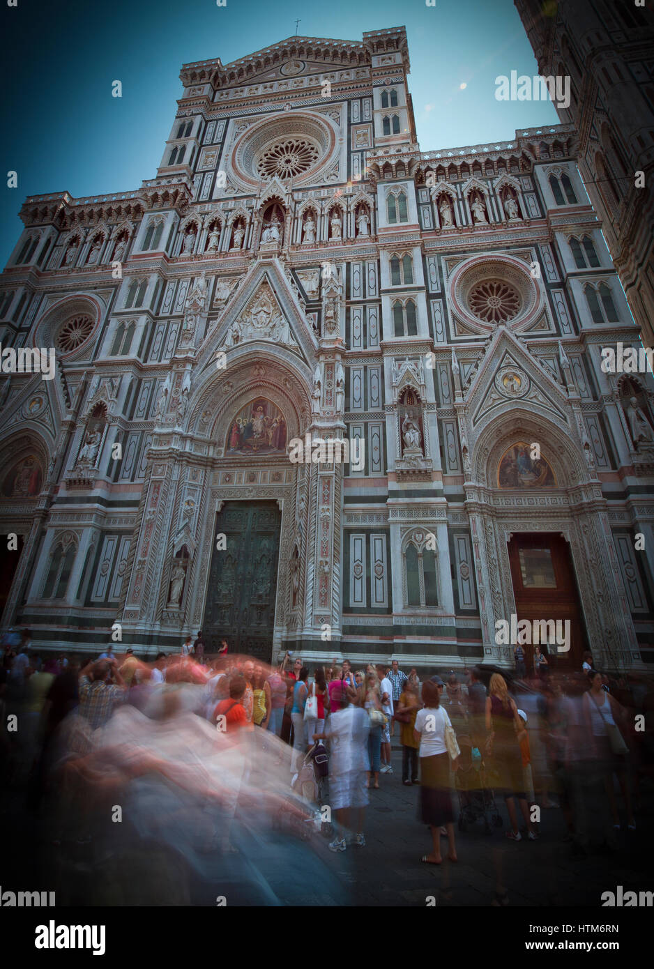 Genähte vertikales Panorama der vorderen Fassade und Eingang zum Il Duomo di Firenze oder der Cattedrale di Santa Maria del Fiore, Florenz, Italien Stockfoto