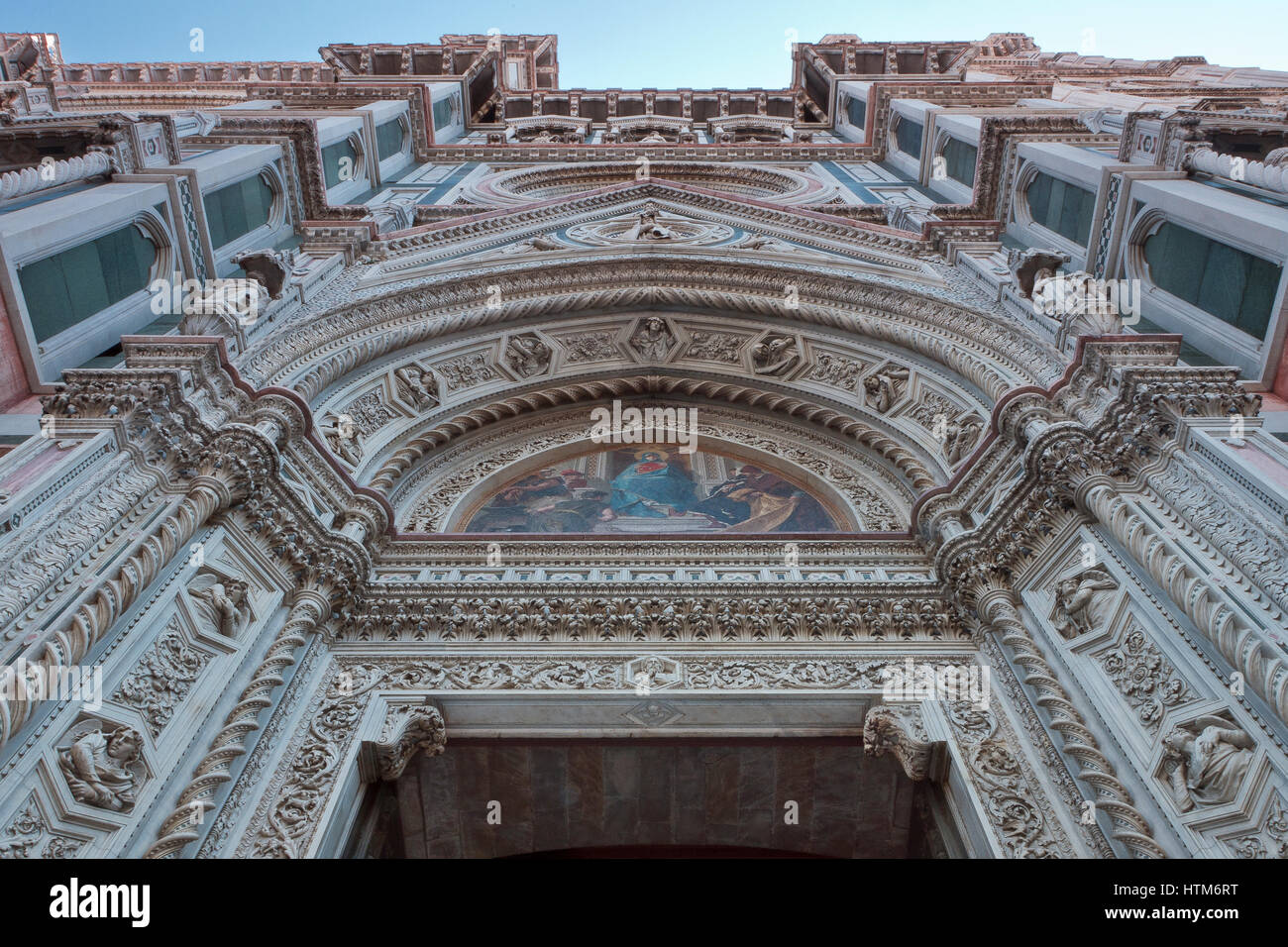 Detail der Cattedrale di Santa Maria del Fiore oder Il Duomo di Firenze, Florenz Italien Nachschlagen der vorderen Fassade Stockfoto