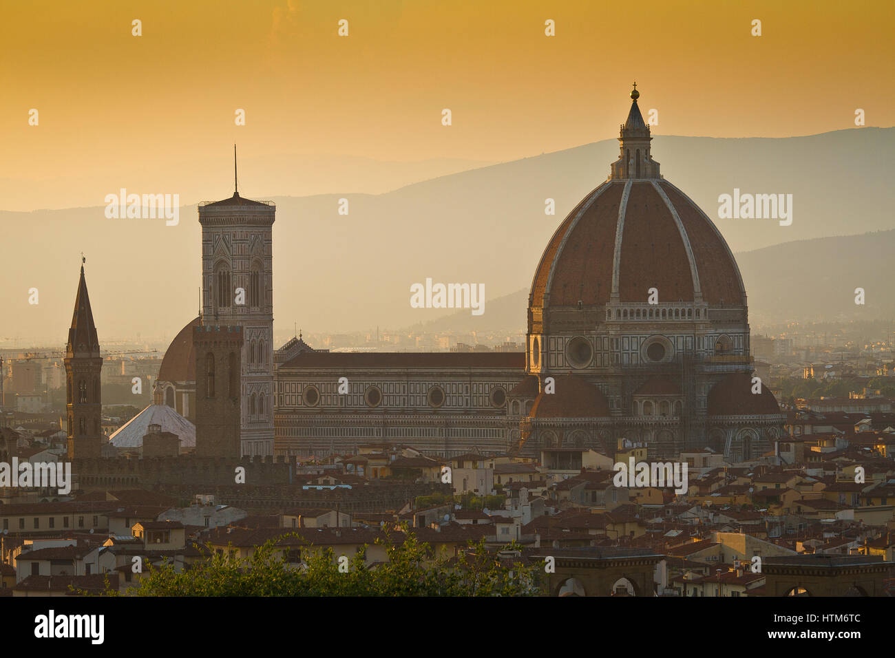 Blick auf den Sonnenuntergang der Cattedrale di Santa Maria del Fiore in Florenz Italien thront über dem Rest der Stadt mit der berühmten Renaissance-Kuppel Stockfoto