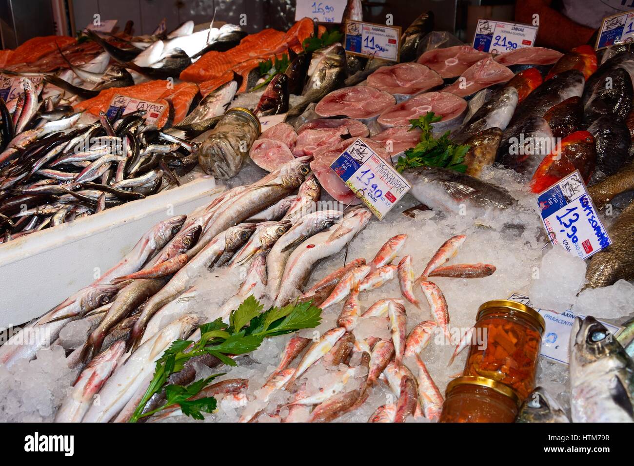 Frischer Fisch stall entlang einer Gasse in der Innenstadt, Heraklion, Kreta, Griechenland, Europa. Stockfoto