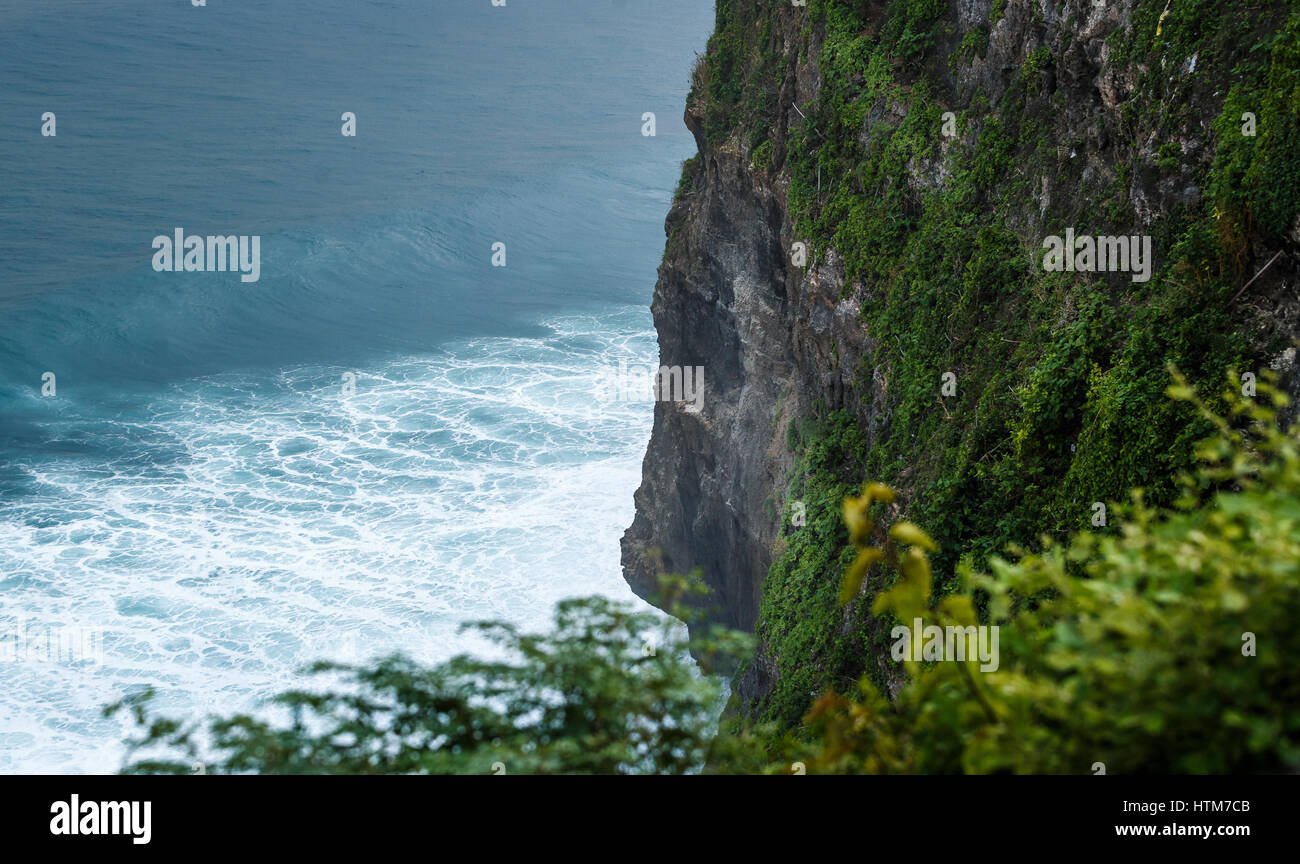 Meereswellen und Klippe am Meer Stockfoto