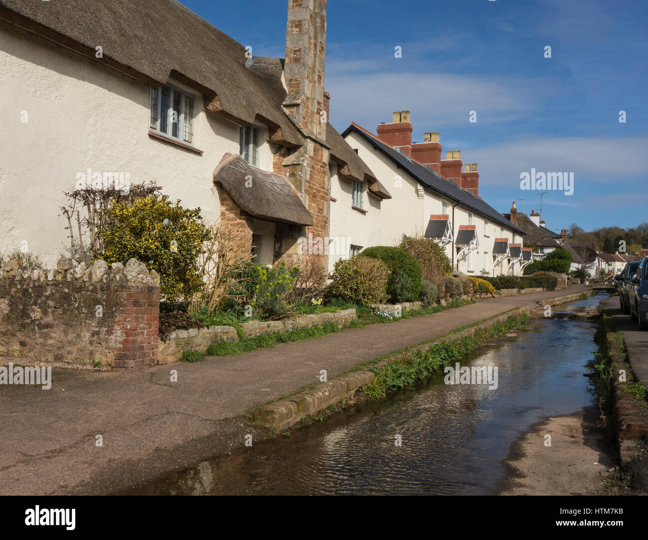 Otterton Dorf Fore Street zeigt die Cob und strohgedeckten Hütten entlang des Flusses verläuft in der Fischotter, East Devon, UK Stockfoto