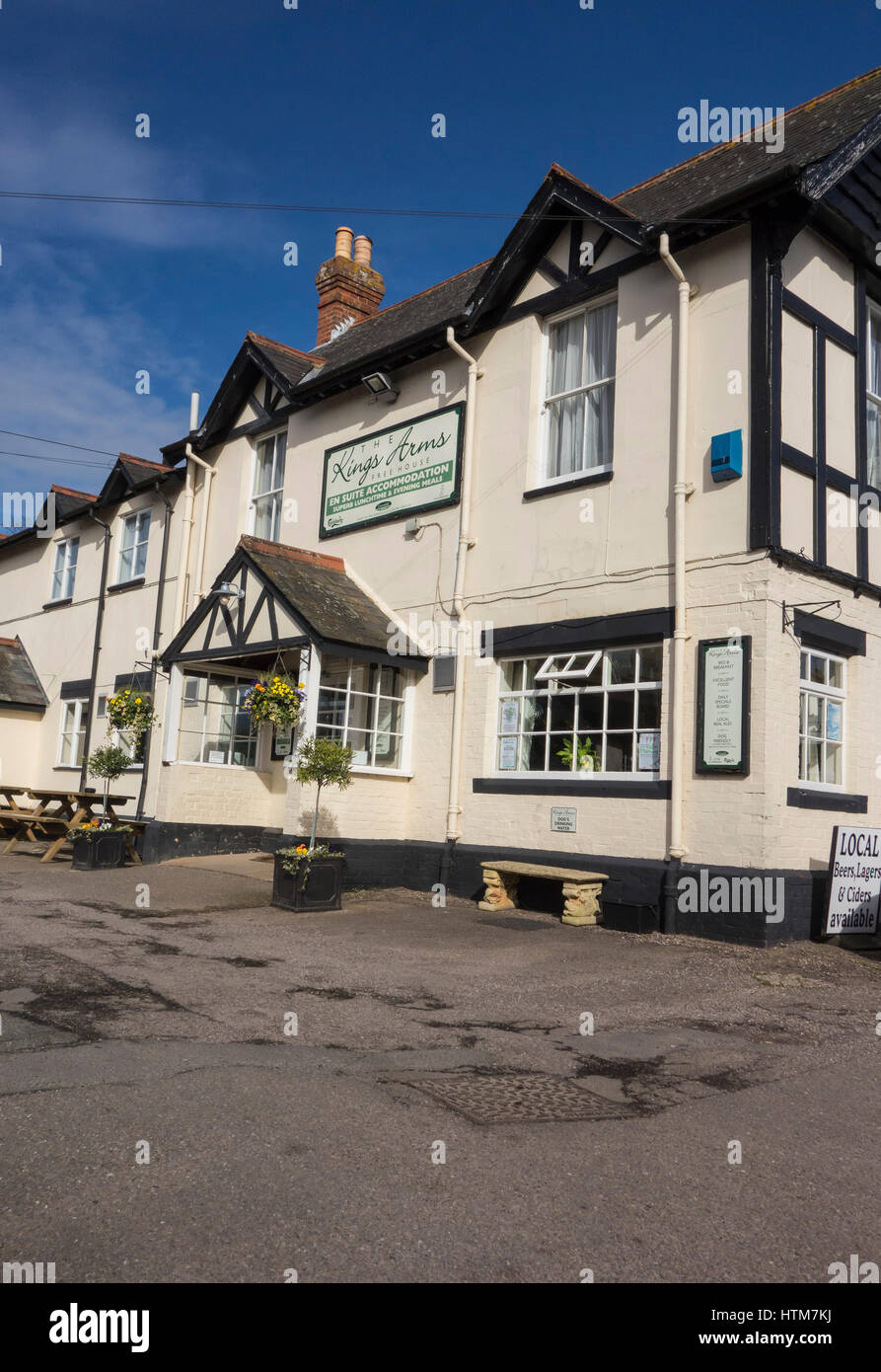 Die Kings Arms Public House, ein typisches Country-Pub, Restaurant, Bar und Unterkunft mit Parkplatz am Otterton, Devon, UK Stockfoto