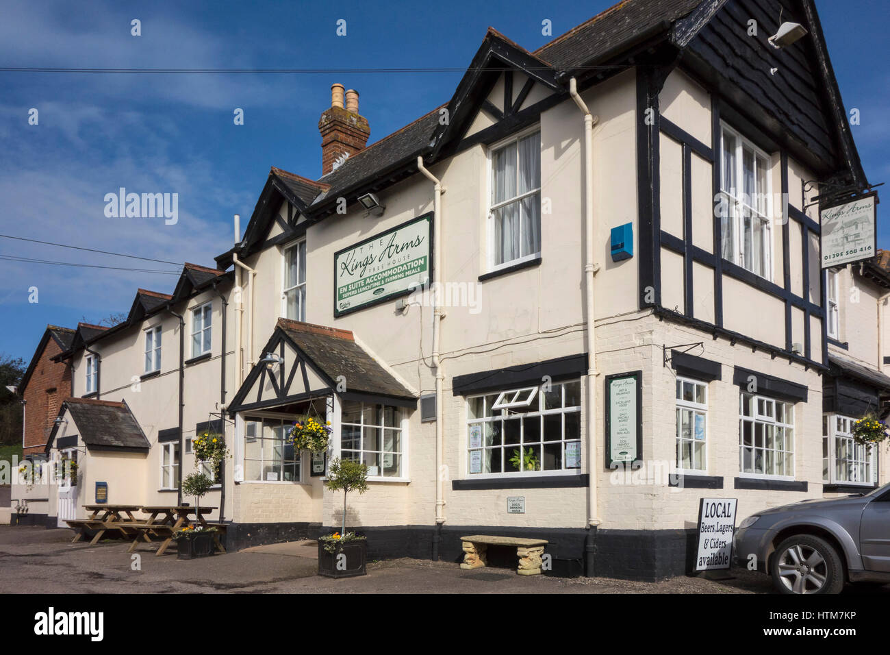 Die Kings Arms Public House, ein typisches Country-Pub, Restaurant, Bar und Unterkunft mit Parkplatz am Otterton, Devon, UK Stockfoto