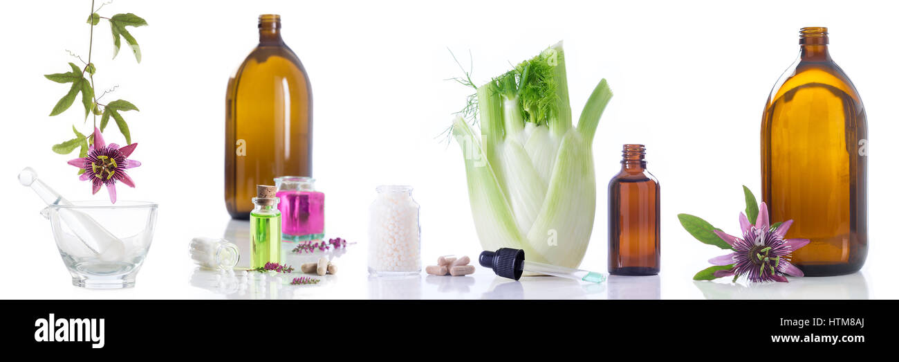 Alternative Gesundheitsversorgung frische Kräuter und Flasche Aromatherapie in Mörtel Stockfoto