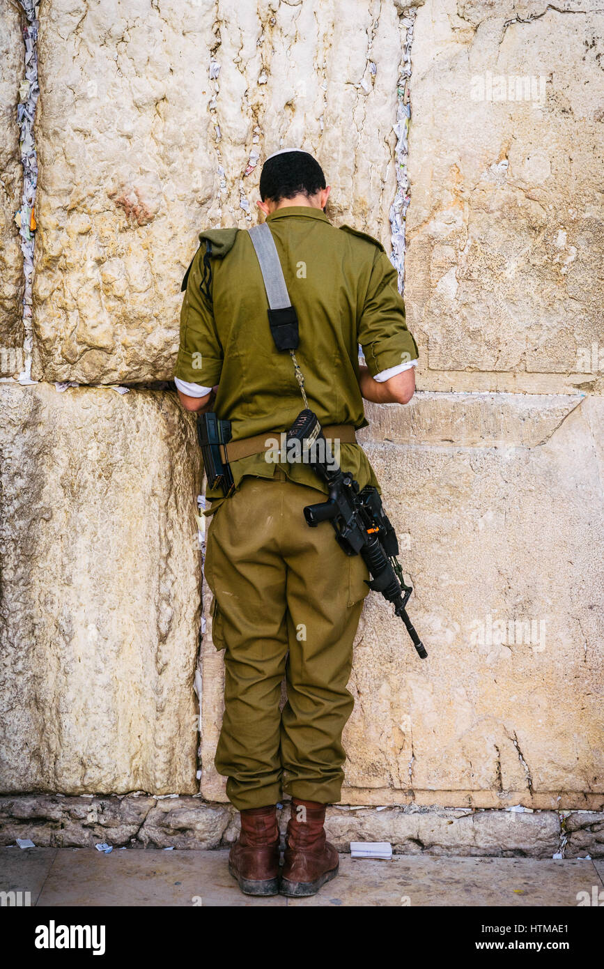 Israelischer Soldat betet an der Klagemauer in Jerusalem Stockfoto