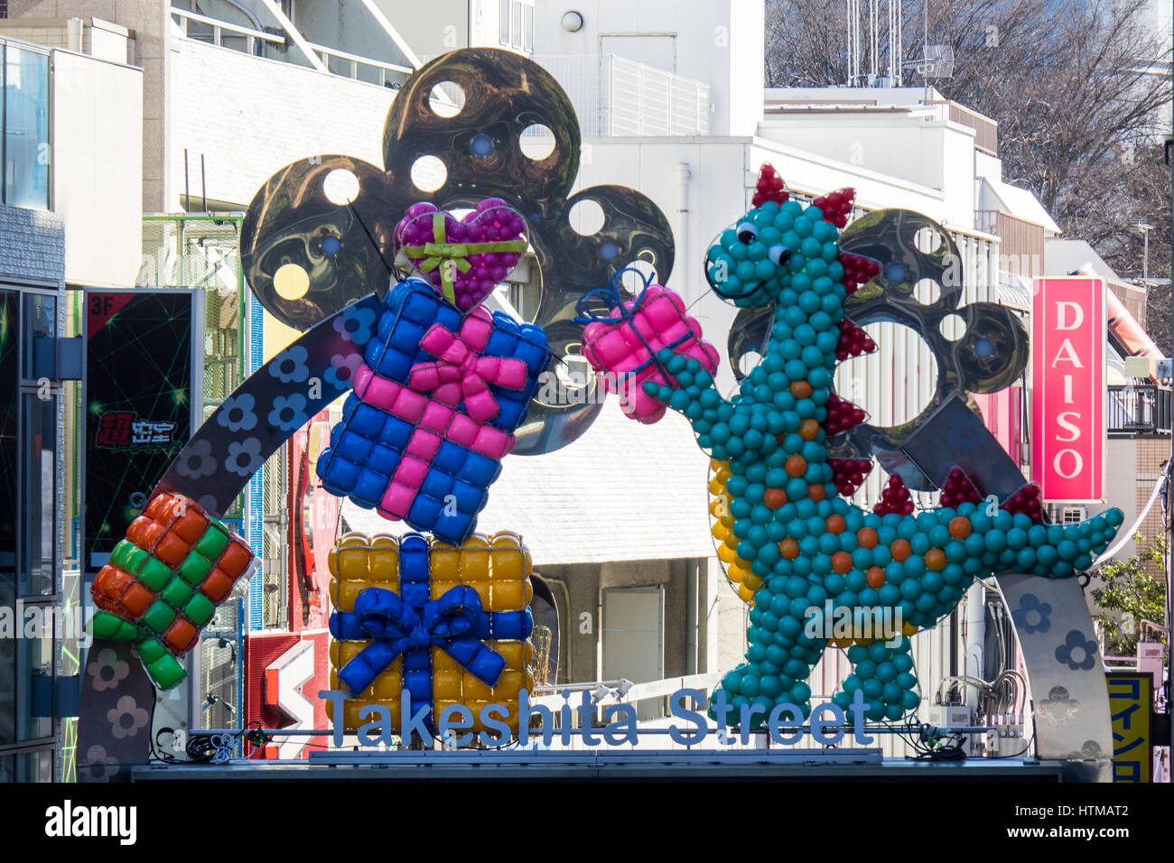 Ein Dinosaurier und verpackte Pakete vor der Takeshita Street Gateway. Stockfoto