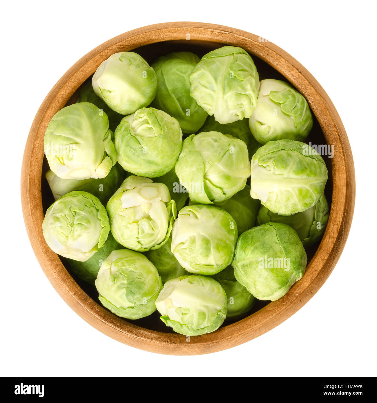 Rosenkohl in Holzschale. Grünes Blattgemüse sehen aus wie Miniatur-Kohl. Roh essbar Knospen, Mitglied der Gemmifera Gruppe. Stockfoto