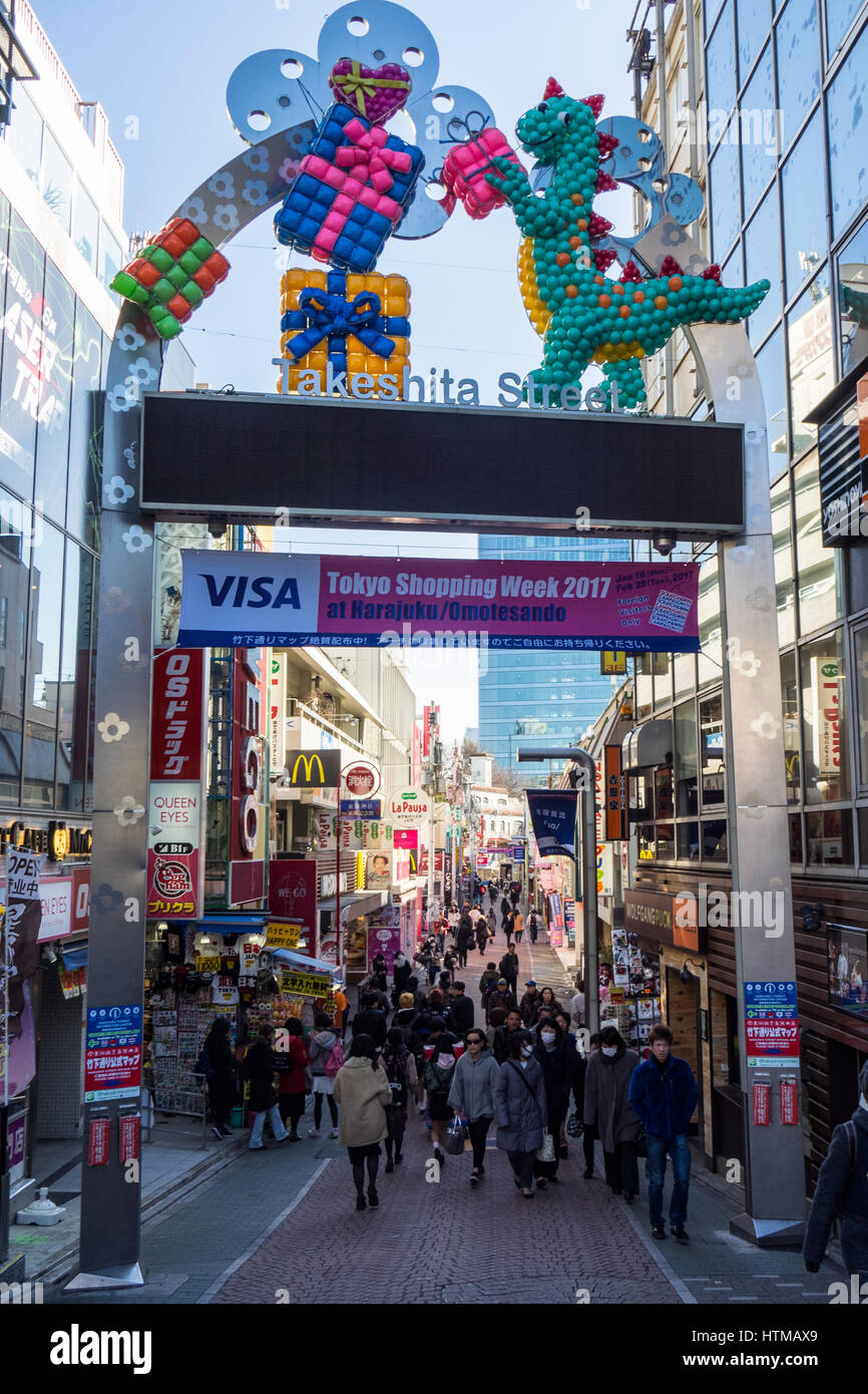 Gateway-Eingang zur Takeshita Street, eine Einkaufszone in Harajuku, Tokio, Japan. Stockfoto