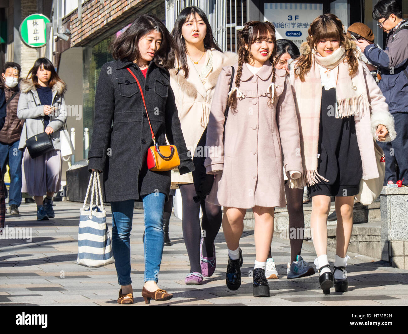 Fouryoung japanische Frauen zu Fuß entlang einer shopping Straße InJingumae Shibuya, Tokyo, Japan. Stockfoto