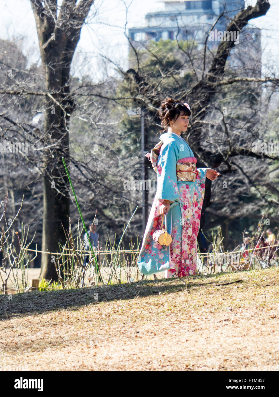 Eine junge Japanerin, posiert für ein Foto in Yoyogi Park, Shibuya, Tokyo, Japan. Stockfoto